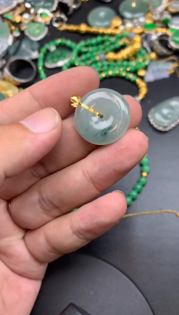 颈饰18K金镶嵌翡翠三*平常心商品不退不换