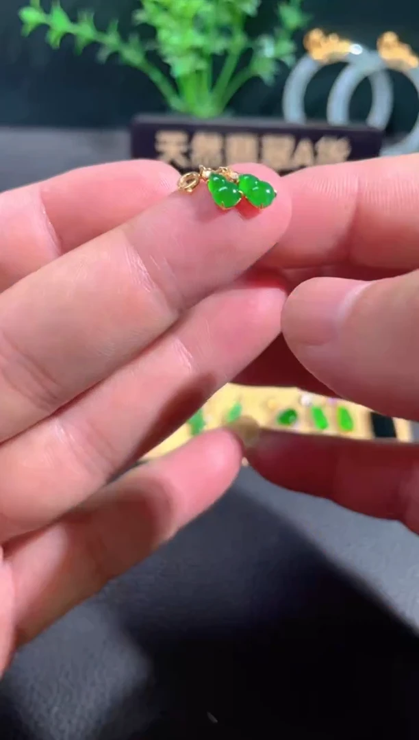 翡翠18K金镶嵌颈饰翡翠