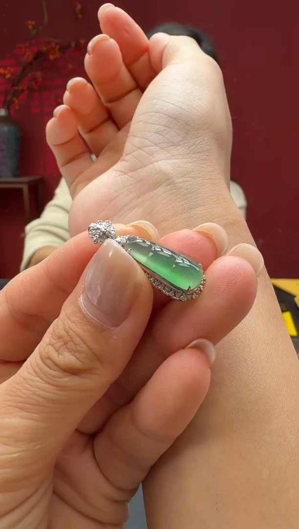 颈饰18K金镶嵌翡翠高冰福豆-17.7*3.8*8.8