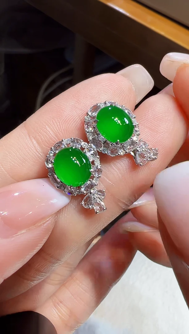 18K金镶嵌翡翠耳饰蛋面