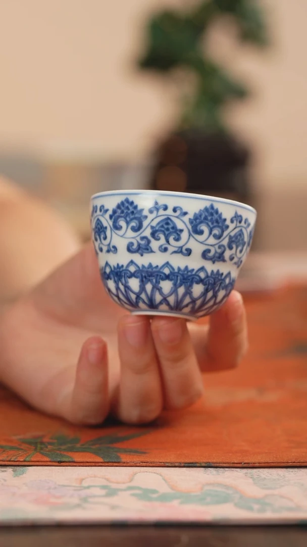 松风馆藏缠枝莲宝相葫芦杯
