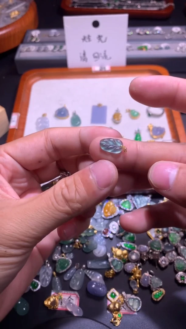 翡翠18K金镶嵌吊坠(不含链)1