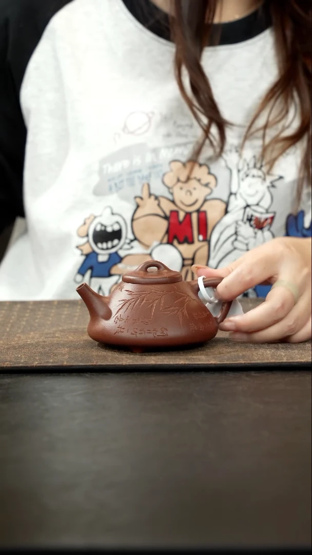 茶壶紫砂底槽青子冶石瓢刻绘200cc