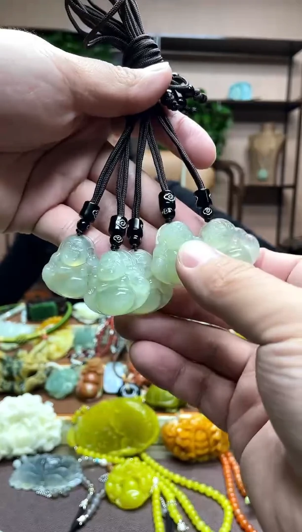 未镶嵌岫玉颈饰多样性发货发其中之一