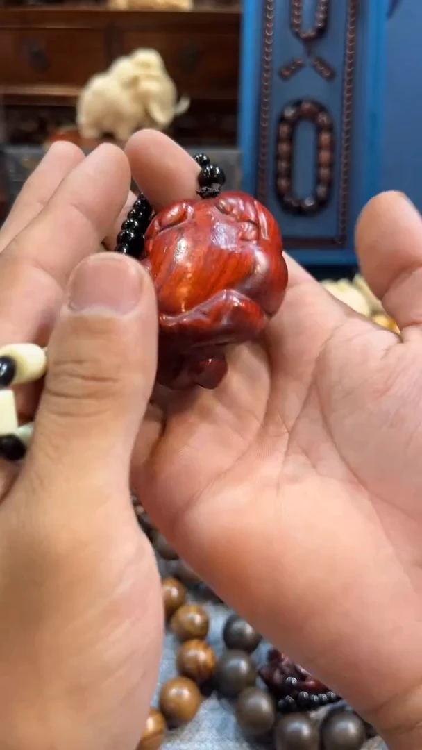 檀香紫檀（小叶紫檀）猪手把件