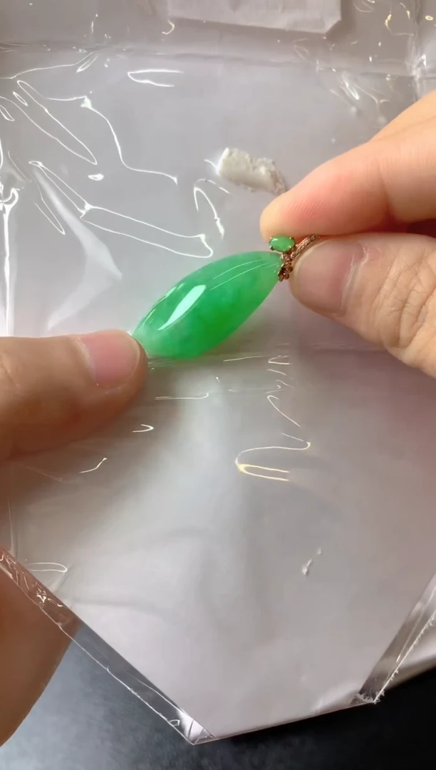 吊坠(不含链)18K金镶嵌翡翠花**声吊坠