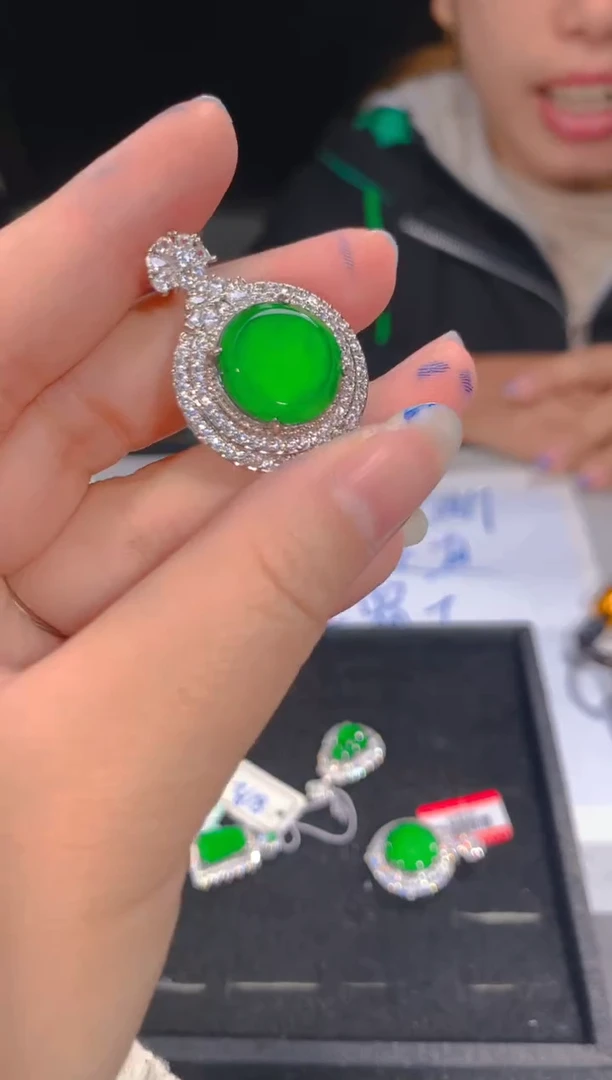 【闪购商品】定制翡翠未镶嵌71定制翡翠，多样性发货（发其一）