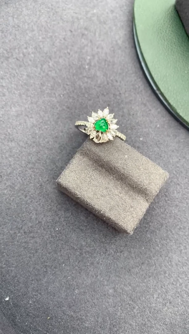 【闪购商品】祖母绿戒指18K金镶嵌36分祖母绿戒指