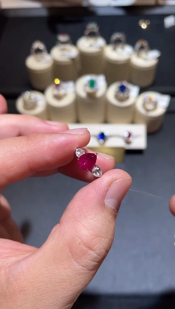 18K金镶嵌戒指红宝石2ct