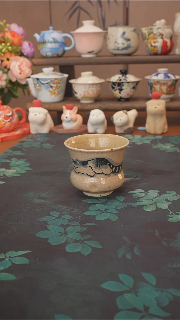 刘十三  趴趴猫手握杯