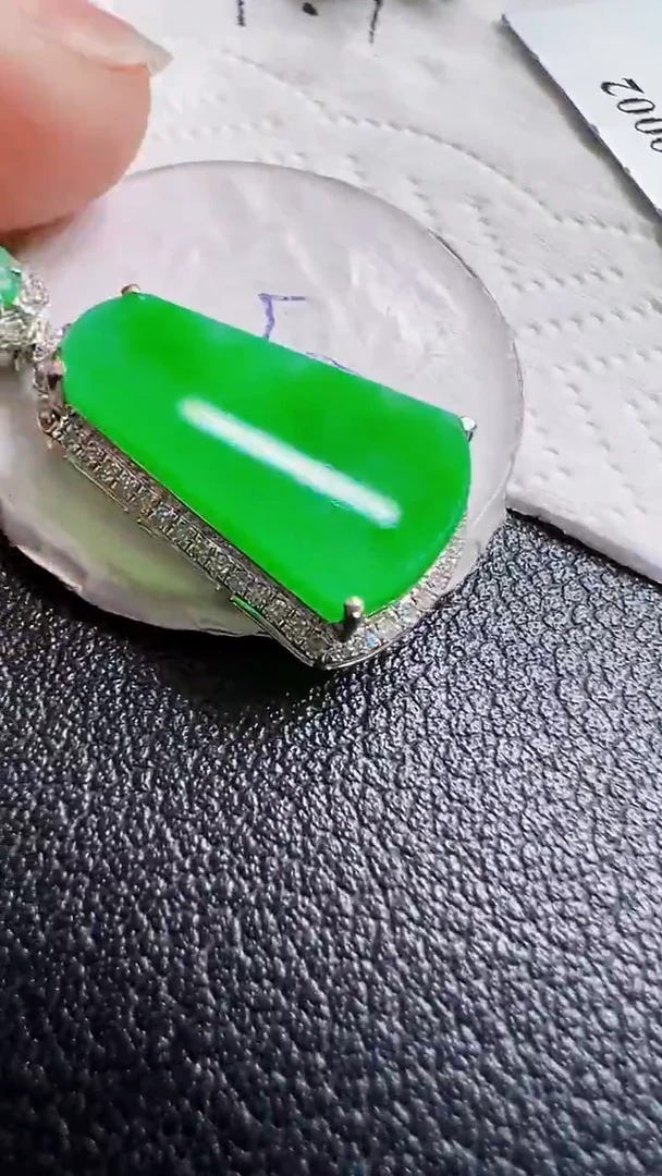 颈饰18K金镶嵌翡翠无事牌