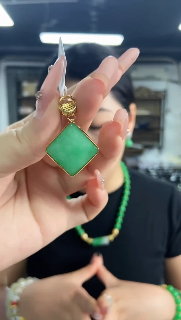 翡翠未镶嵌吊坠(不含链)多样性发其一颜色微差