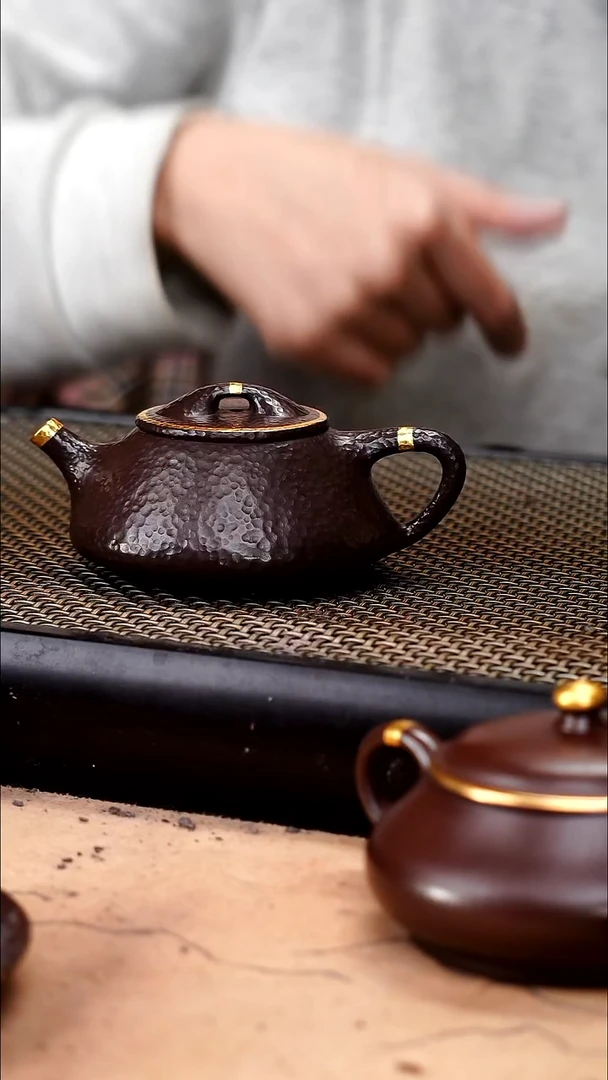 茶壶紫砂四号井茄皮紫泥描金锤纹石瓢140cc