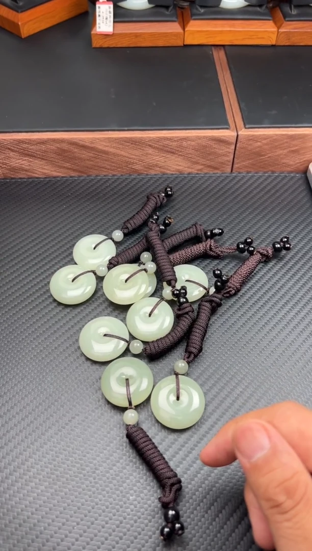 和田玉未镶嵌吊坠(赠链)且末微色差近矿ML多样性发货拍一发一