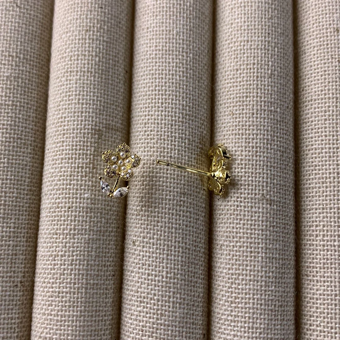 铜合金仿珍珠耳饰 米珠点缀微镶树叶型耳钉