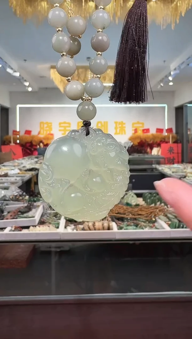 颈饰未镶嵌和田玉吊坠