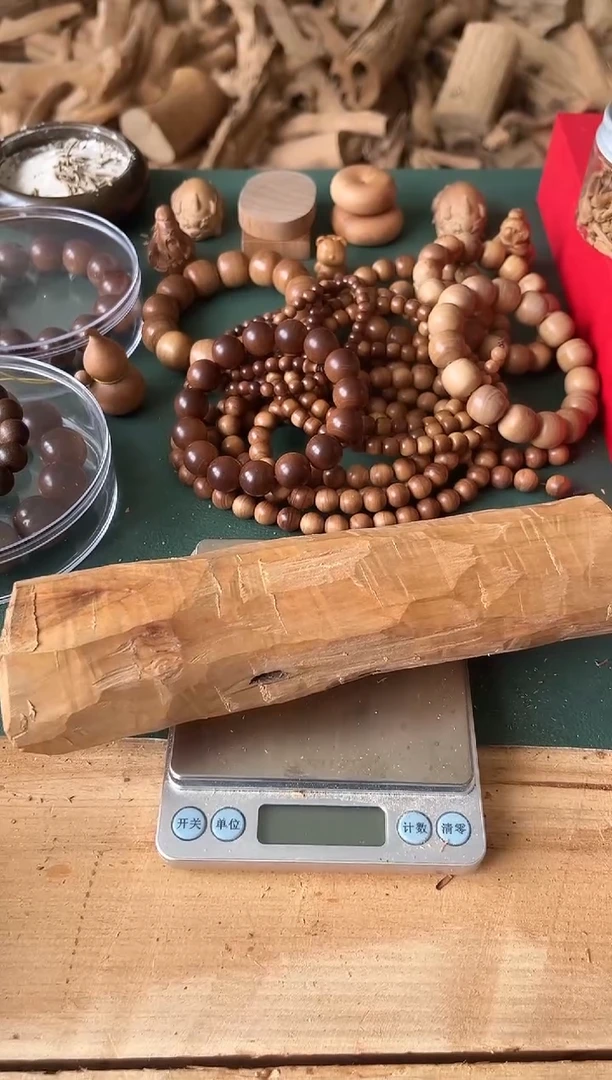 檀香木手串是****的正区老山檀 原材料
