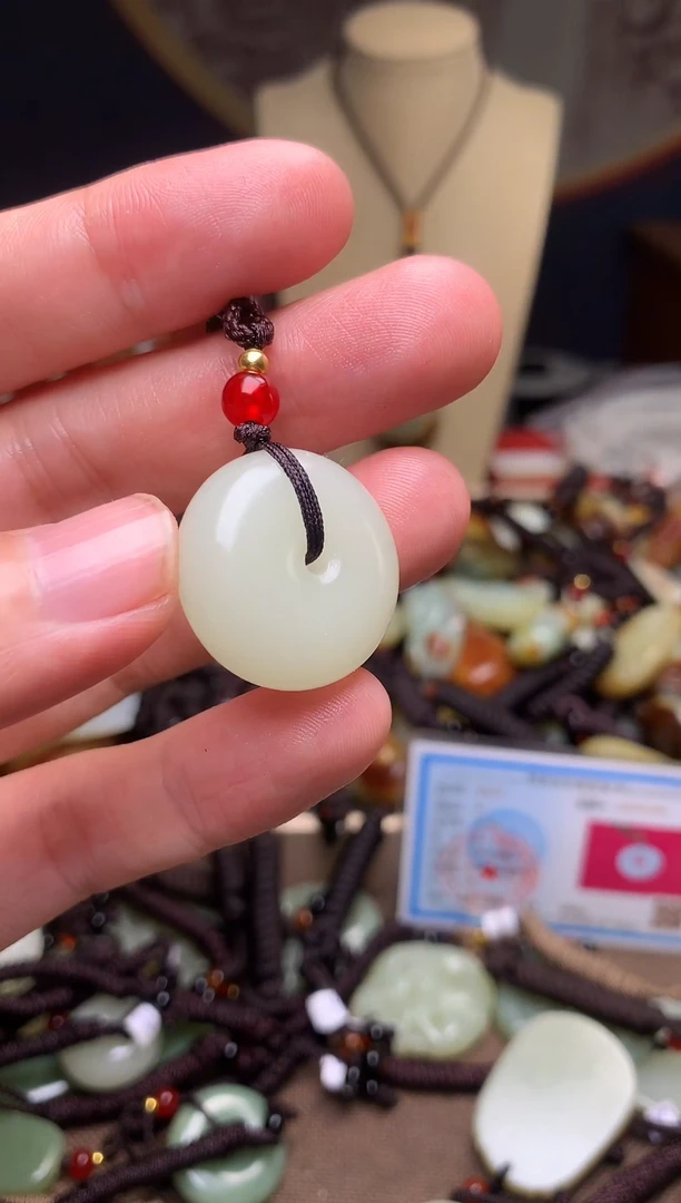 玉新疆料青海料清水吊坠