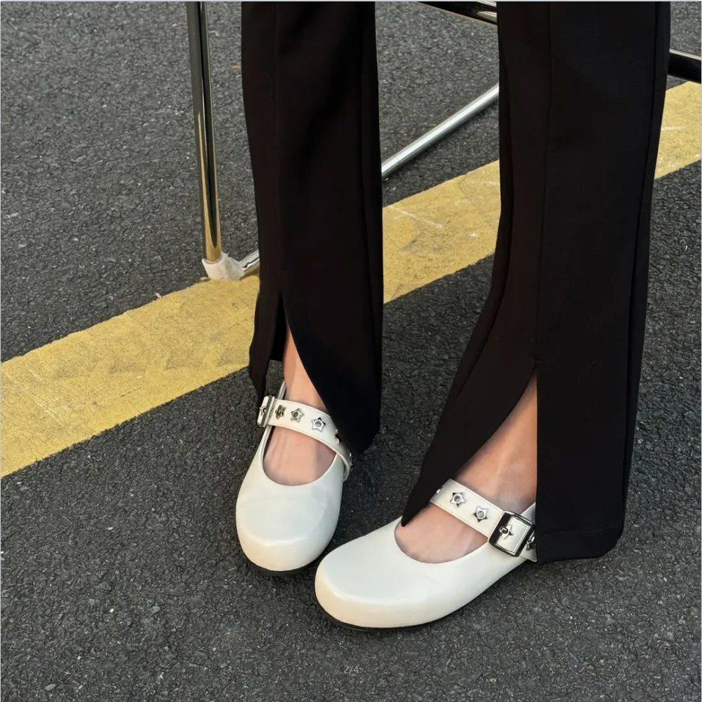 小发喵「纯白铆钉平底鞋｜哑光皮质黑金撞色 流苏摇曳勾勒摩登极简」