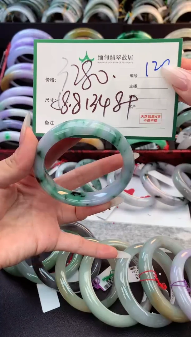 未镶嵌定制翡翠毛货需精细抛光+多人