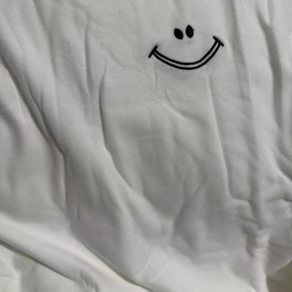 A27-1白色“咧嘴笑脸”圆领长袖打底衫（52250）