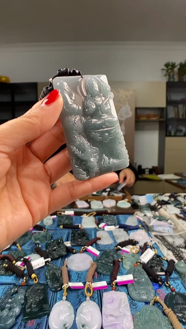 颈饰未镶嵌翡翠 多样性发其一