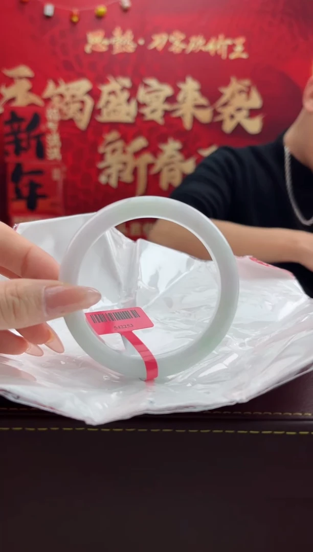 【闪购商品】翡翠手镯未镶嵌8翡翠手镯（微瑕）
