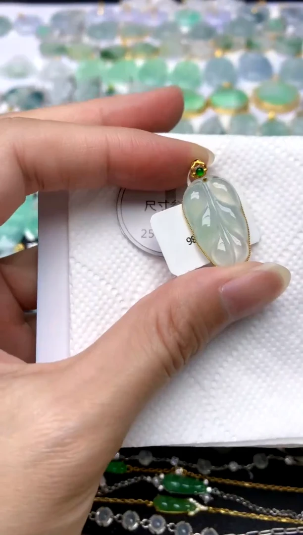 颈饰18K金镶嵌翡翠天然A货翡翠