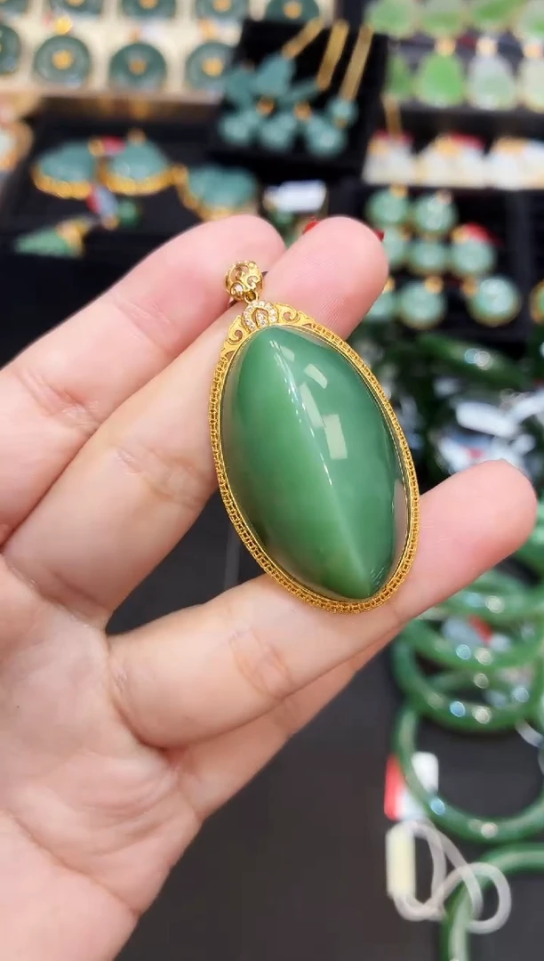 吊坠(赠链)18K金镶嵌和田玉多样性发一