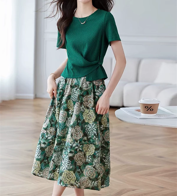 时尚洋气夏季套装半身裙显瘦百搭设计2025上衣新款碎花印花两件套