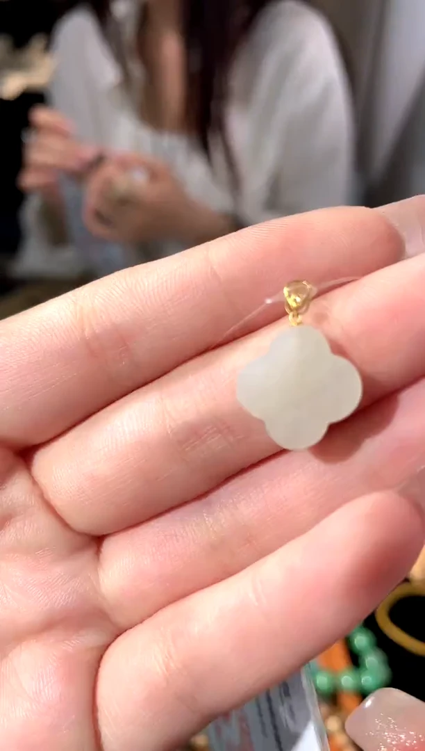 和田玉18K金镶嵌颈饰挂件