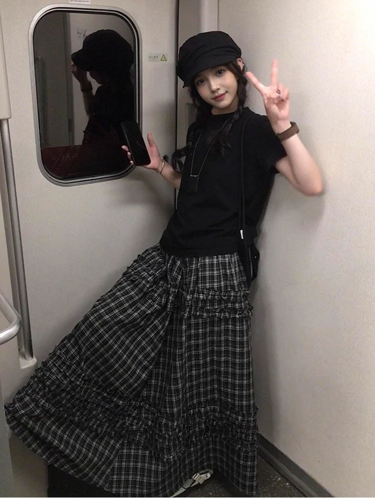 正肩短袖T恤女黑色搭配格纹半身裙一整套2025夏季新款两件套装裙
