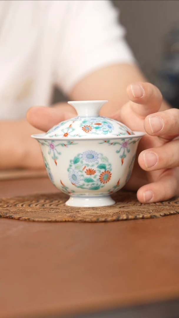 杯问玉斗彩团菊盖碗