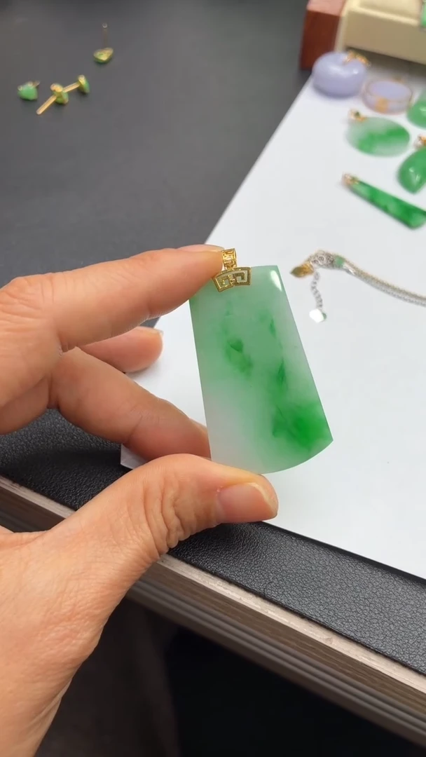 颈饰18K金镶嵌翡翠天然翡翠A货