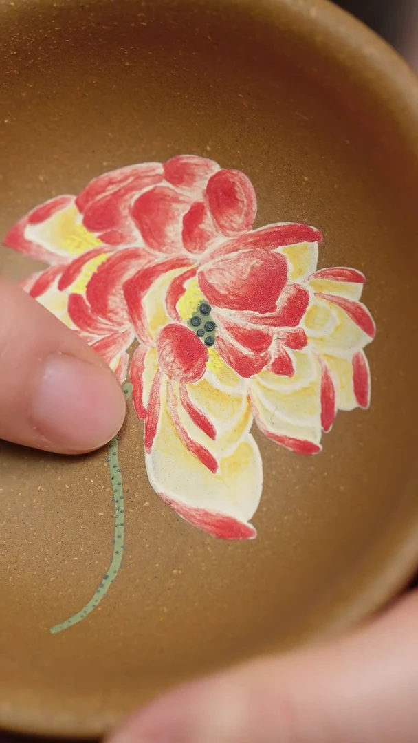 粉浆段泥堆绘莲花紫砂杯