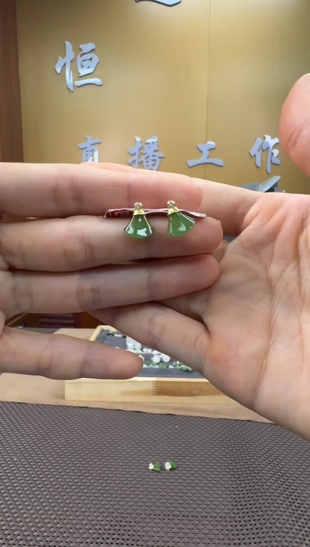 和田玉18K金镶嵌颈饰耳饰一对