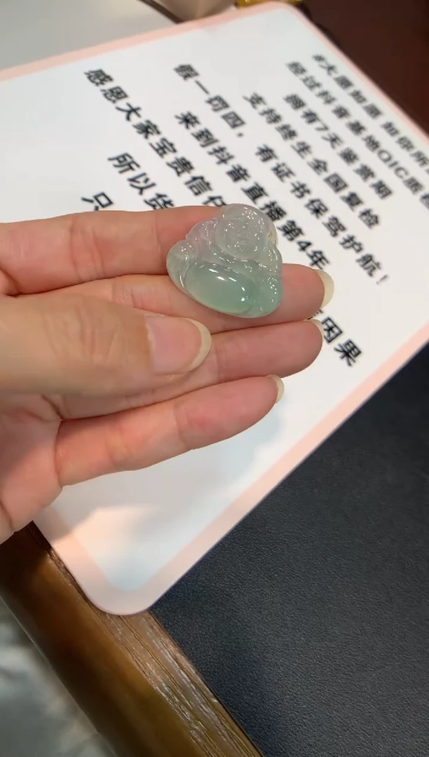 翡翠未镶嵌颈饰佛公