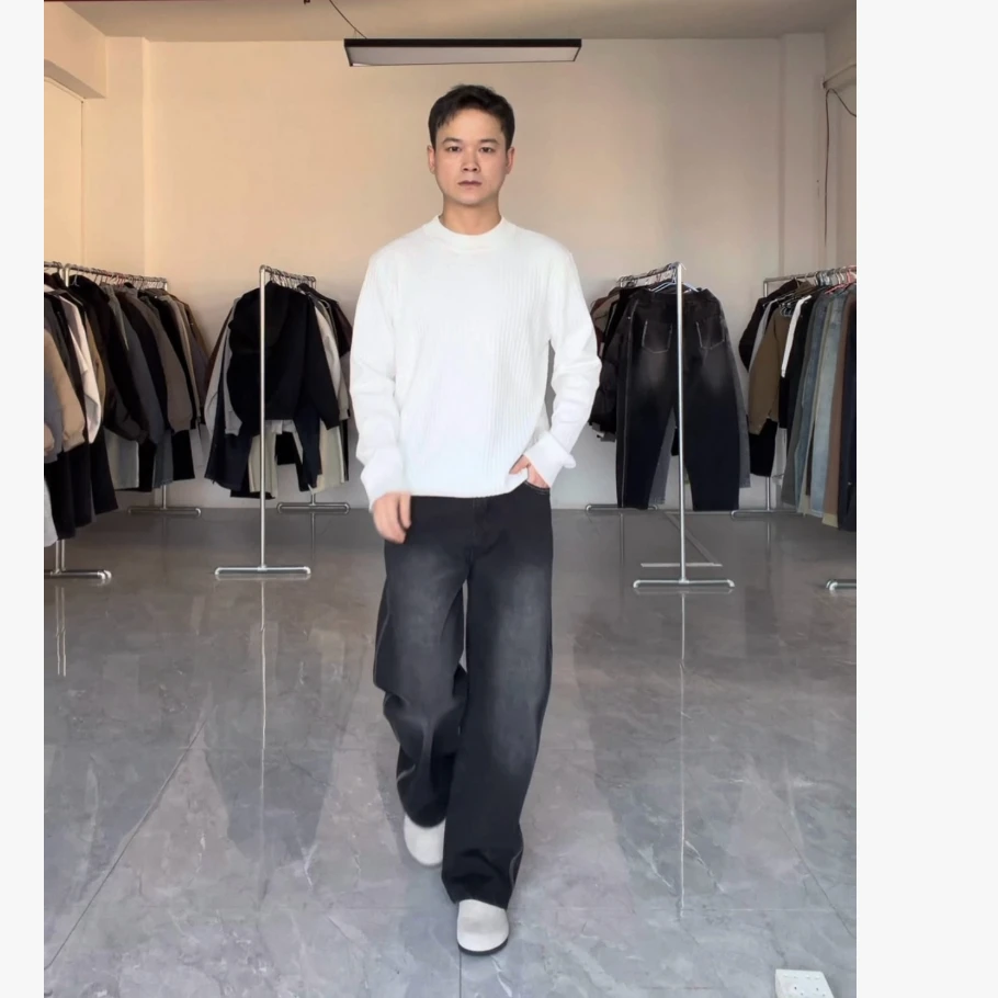 方向的向 视频同款白色半高领针织衫毛衣+黑色弯刀牛仔长裤男套装