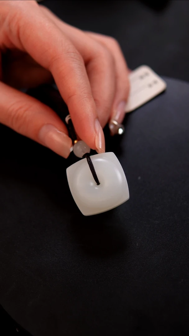 颈饰未镶嵌和田玉观*平安扣