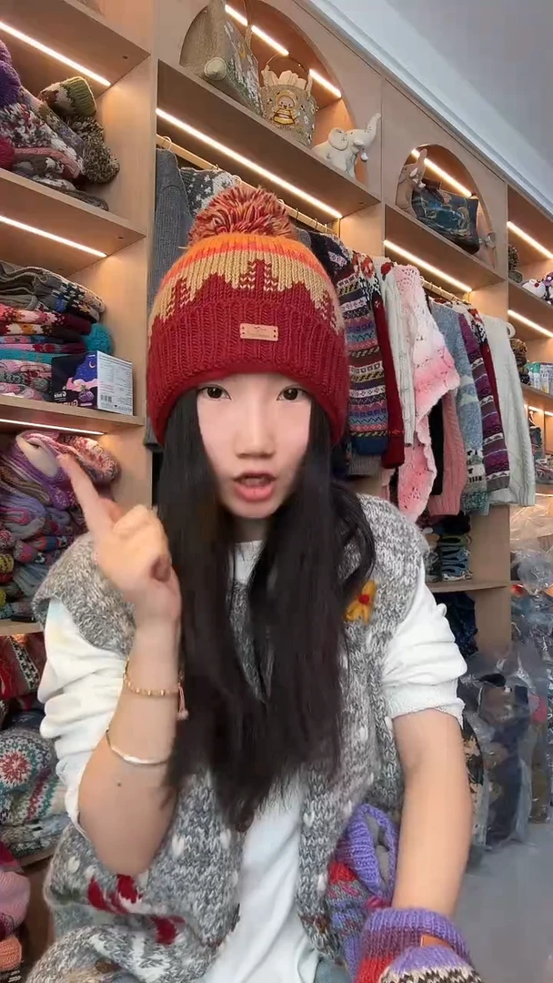 羊毛红色小树翻边帽子