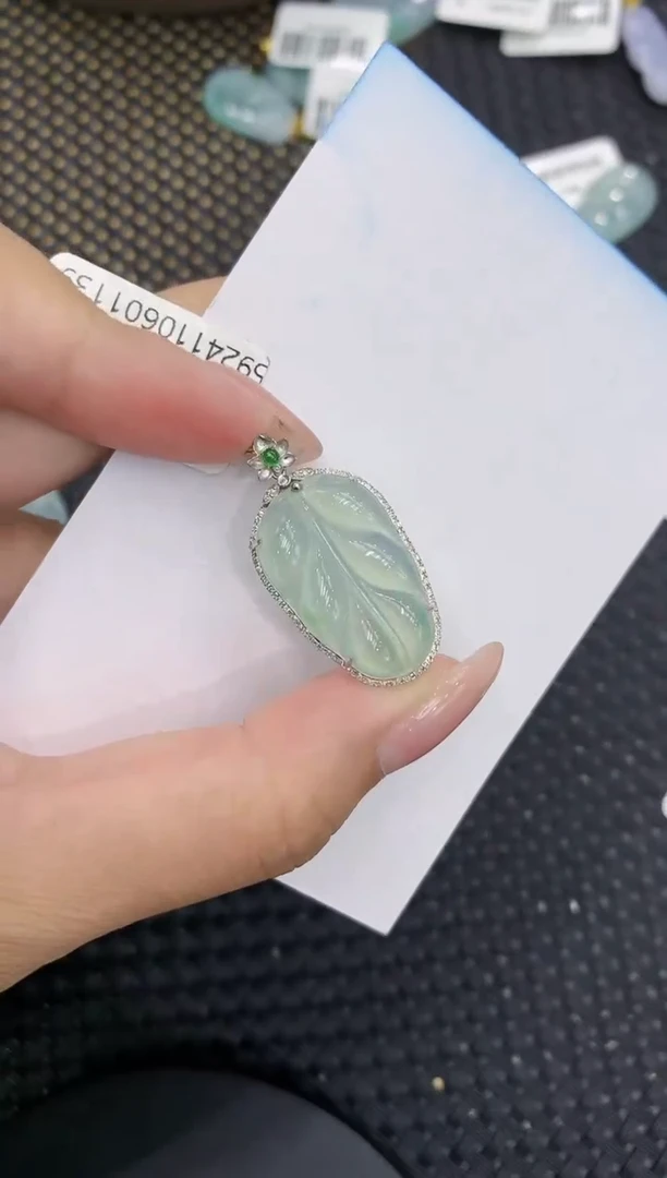 翡翠18K金镶嵌颈饰111111111111
