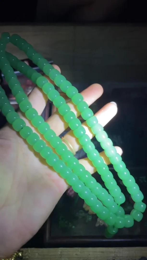 和田玉未镶嵌颈饰苹果绿老型珠项链