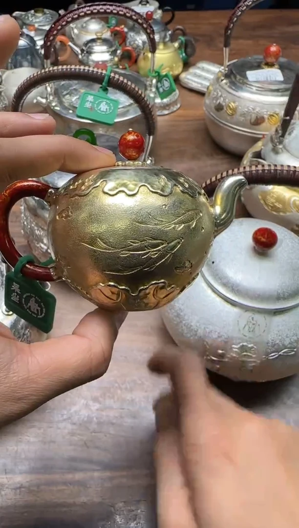 呆坐 鎏金錾刻游鱼戏莲掌上明珠壶