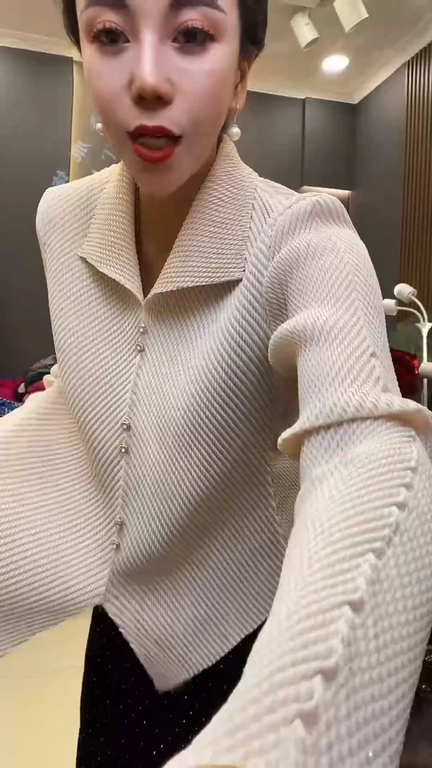 聚酯纤维（涤纶）米白色 翻领衫