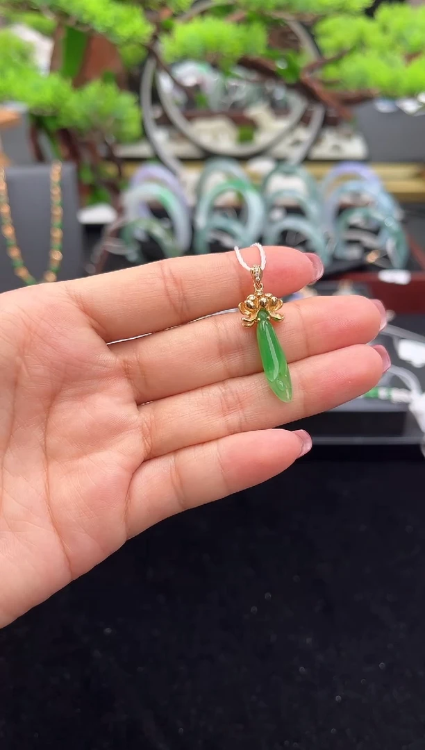 颈饰18K金镶嵌翡翠吊坠
