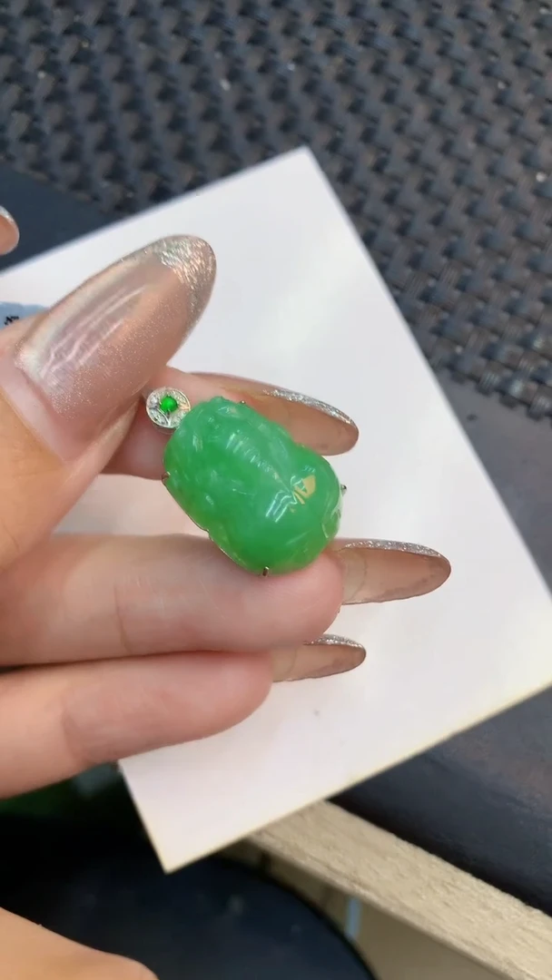 颈饰18K金镶嵌翡翠1