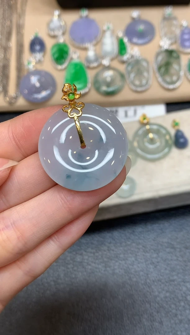 颈饰18K金镶嵌翡翠平安扣【无服务费