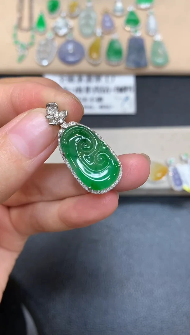 颈饰18K金镶嵌翡翠如意【无服务费