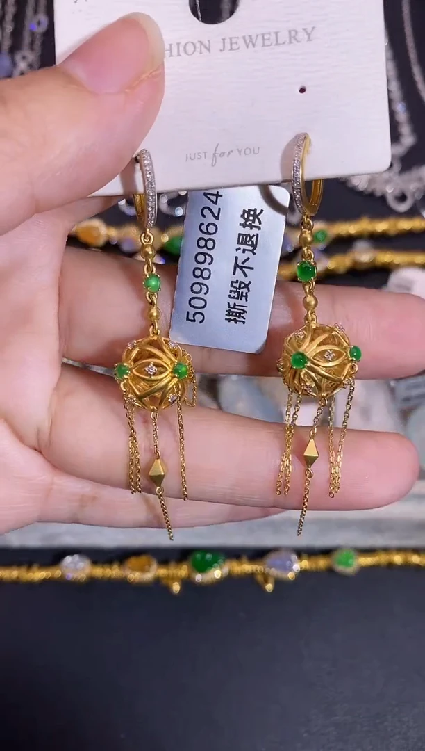 颈饰18K金镶嵌翡翠耳饰