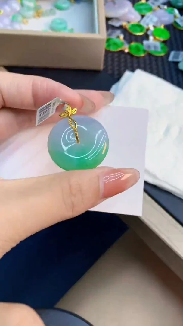 翡翠18K金镶嵌颈饰           1
